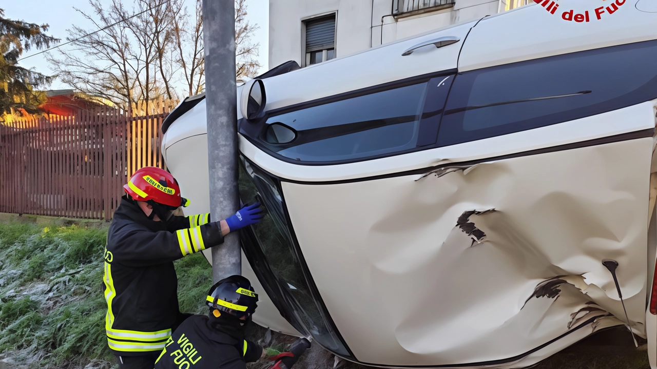 Si ribalta con l’auto fermandosi contro un palo (foto), liberato dai vigili del fuoco. È avvenuto alle 8.30 di ieri... Si ribalta con l’auto fermandosi contro un palo (foto), liberato dai vigili del fuoco. È avvenuto alle 8.30 di ieri...