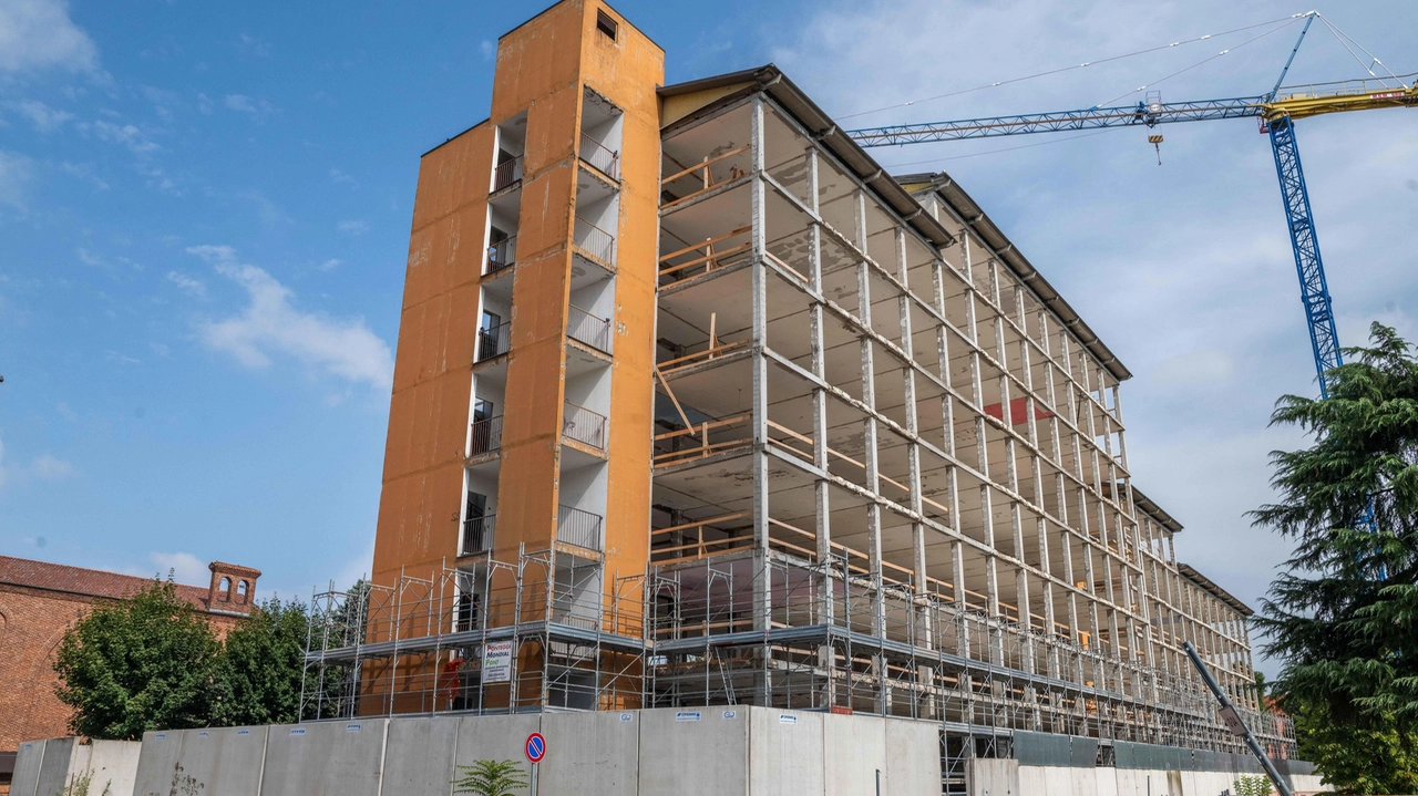 Ponteggi in uno. palazzo di via Bolla dove è in corso. riqualificazione dopo mesi di degrado (Fasani)