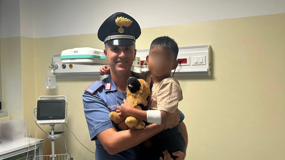 Un carabiniere abbraccia il piccolo all'ospedale di Desio, dopo una giornata di ricerche Un carabiniere abbraccia il piccolo all'ospedale di Desio, dopo una giornata di ricerche