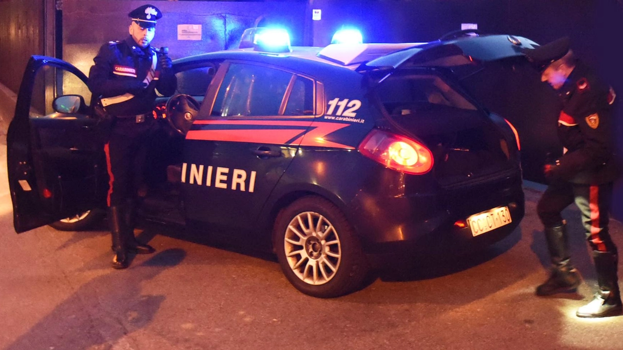 Le indagini sono affidate ai carabinieri della compagnia di Brescia A fine febbraio analoghi furti erano avvenuti in un ristorante e in un negozio Le indagini sono affidate ai carabinieri della compagnia di Brescia A fine febbraio analoghi furti erano avvenuti in un ristorante e in un negozio