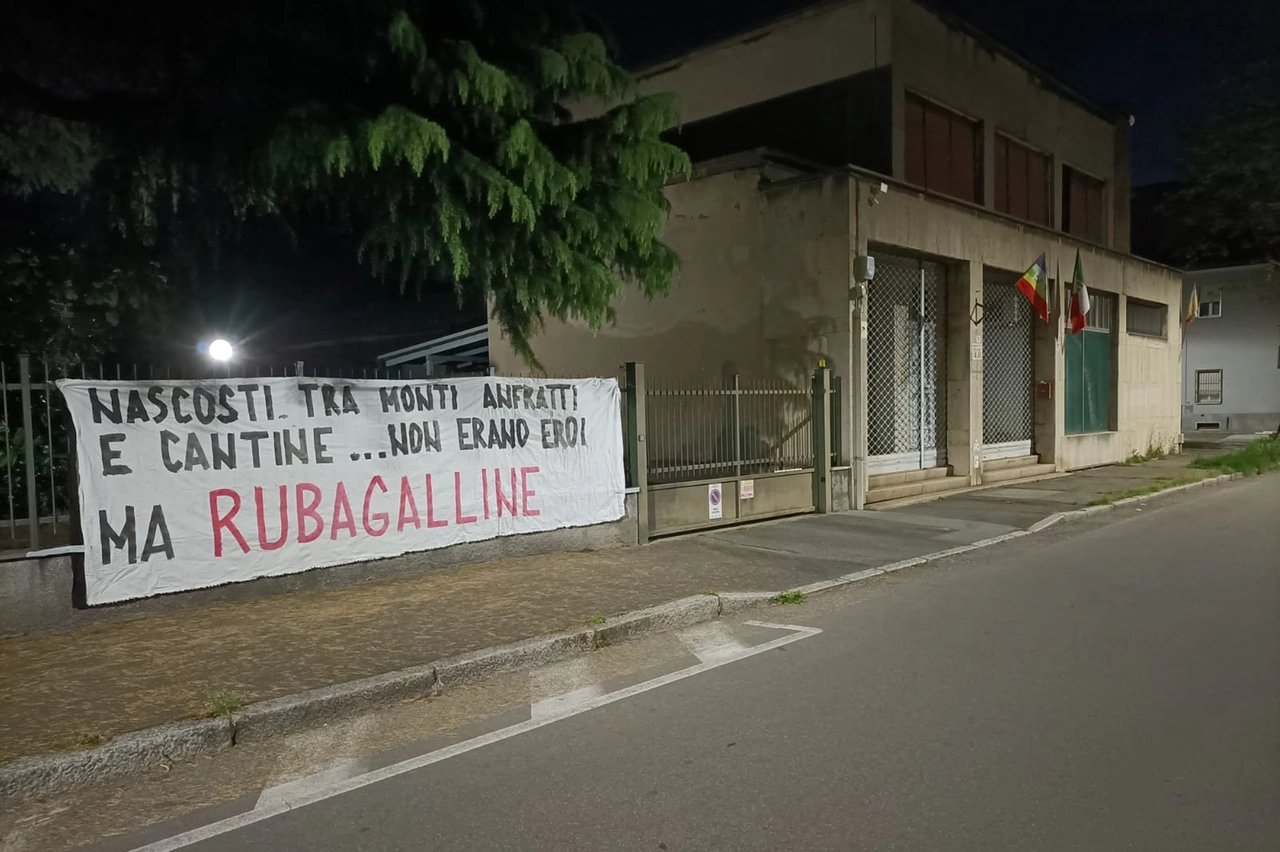 Lo striscione appeso vicino alla sede Anpi di Legnano
