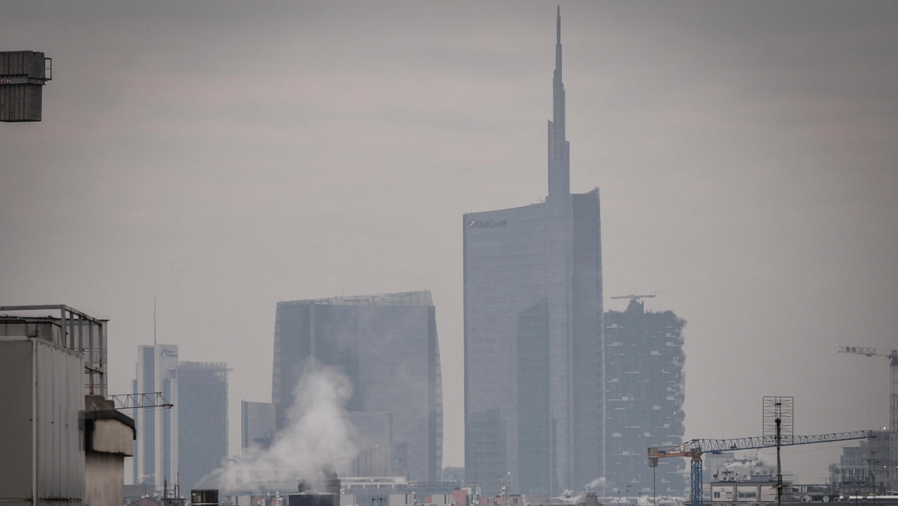 Lo smog offusca lo skyline di Milano (Foto d'archivio)