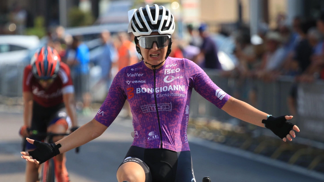 Irene Cagnazzo vince il Trofeo Prealpi in Rosa a Tarzo, superando Elisa De Vallier allo sprint. La ciclista del team BePink Bongioanni trionfa dopo una gara impegnativa sotto il caldo. Irene Cagnazzo vince il Trofeo Prealpi in Rosa a Tarzo, superando Elisa De Vallier allo sprint. La ciclista del team BePink Bongioanni trionfa dopo una gara impegnativa sotto il caldo.