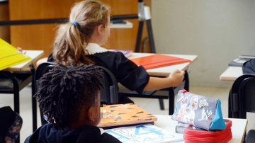 Scuola, supplenti in cattedra: uno su quattro è precario. Avvisi alle famiglie: possibili prolungamenti degli orari ridotti