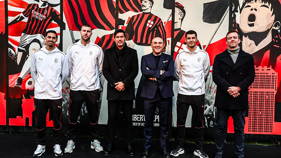 I giocatori rossoneri, il tecnico Paulo Fonseca con dirigenti del club e di Snaifun