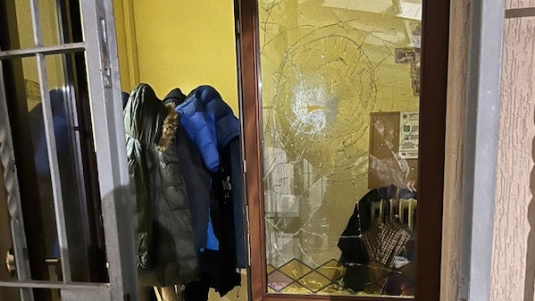 Il vetro danneggiato alla mensa di solidarietà in via don Guanella a Como Il vetro danneggiato alla mensa di solidarietà in via don Guanella a Como