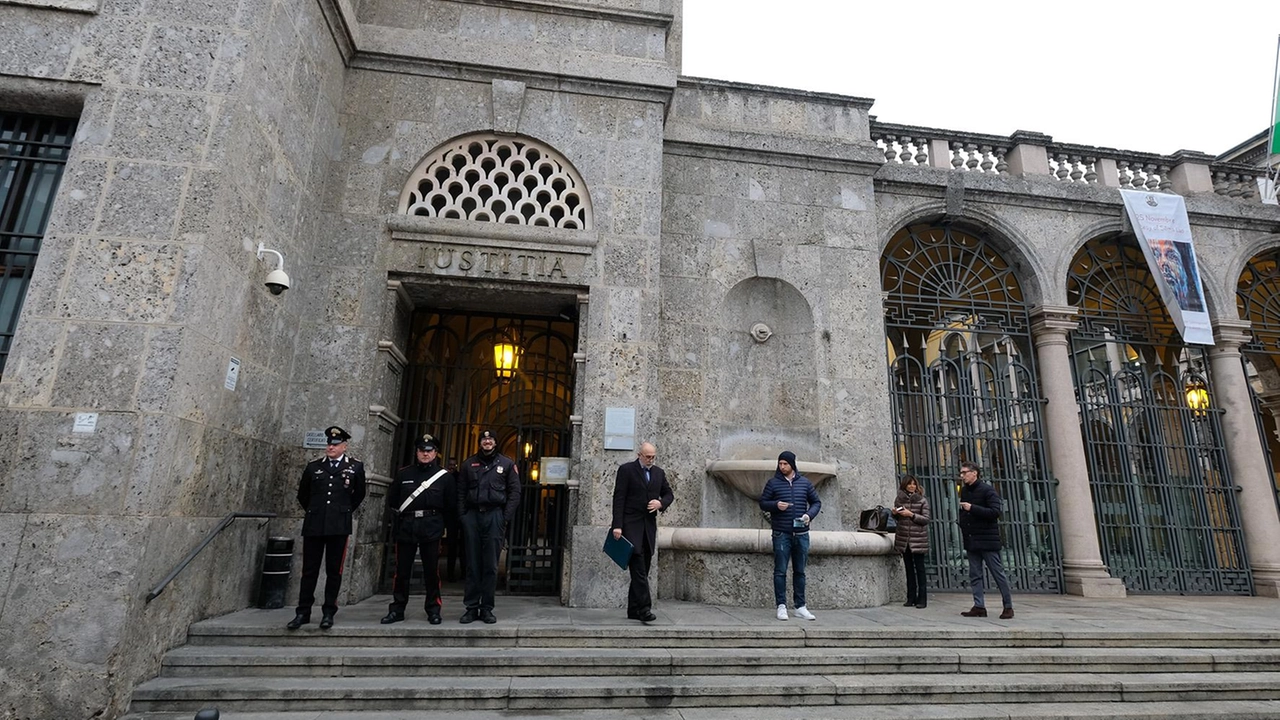 Una donna assieme ai suoi amici lo costringeva a prelevare denaro e fare bonifici "Mi ero invaghito, ma minacciava di farmi del male per comprarsi la droga".