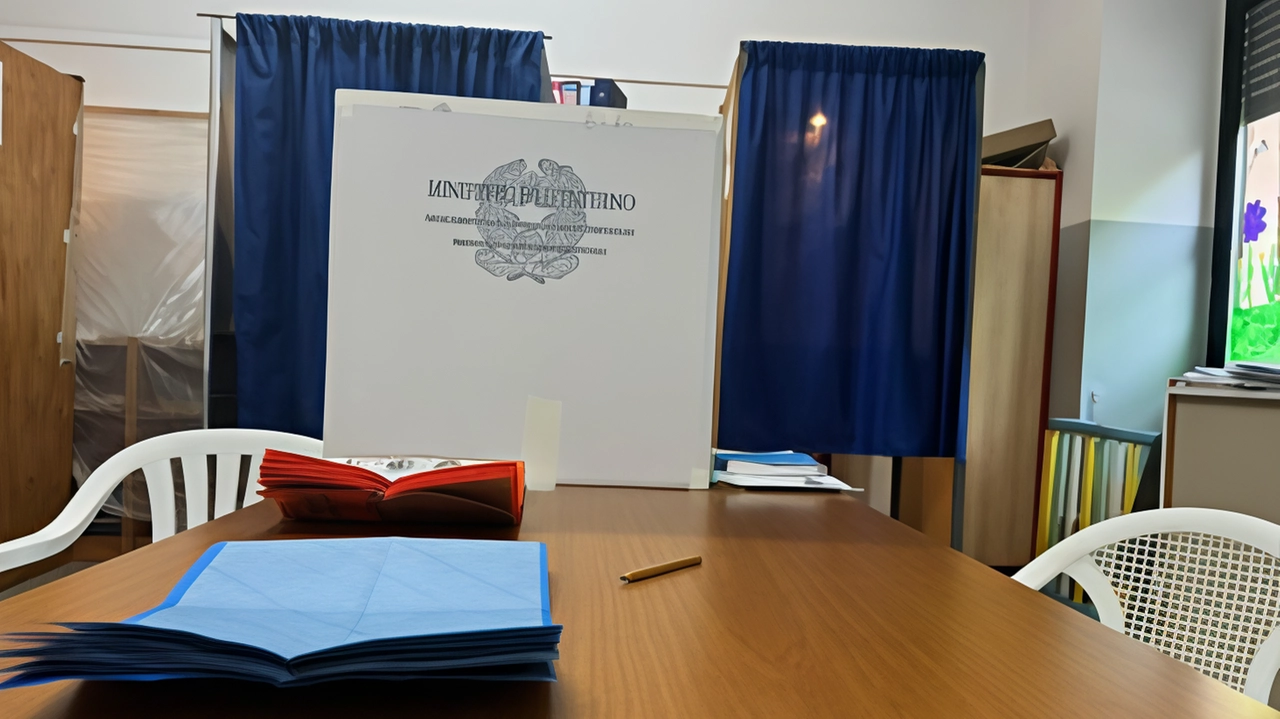 Un seggio in allestimento per i cinque referendum su lavoro e cittadinanza: si può votare oggi dalle 7 alle 23 e domani dalle 7 alle 15 in 1.260 sezioni Un seggio in allestimento per i cinque referendum su lavoro e cittadinanza: si può votare oggi dalle 7 alle 23 e domani dalle 7 alle 15 in 1.260 sezioni