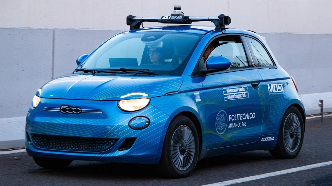 Il modello di Fiat500 a guida autonoma di Aida usato sulla Milano Serravalle