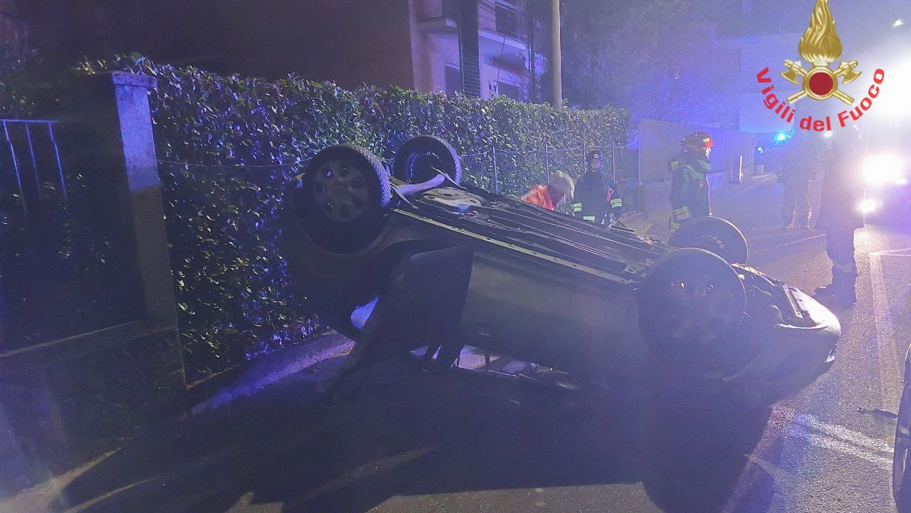 L'auto ribaltata e l'intervento dei vigili del fuoco L'auto ribaltata e l'intervento dei vigili del fuoco