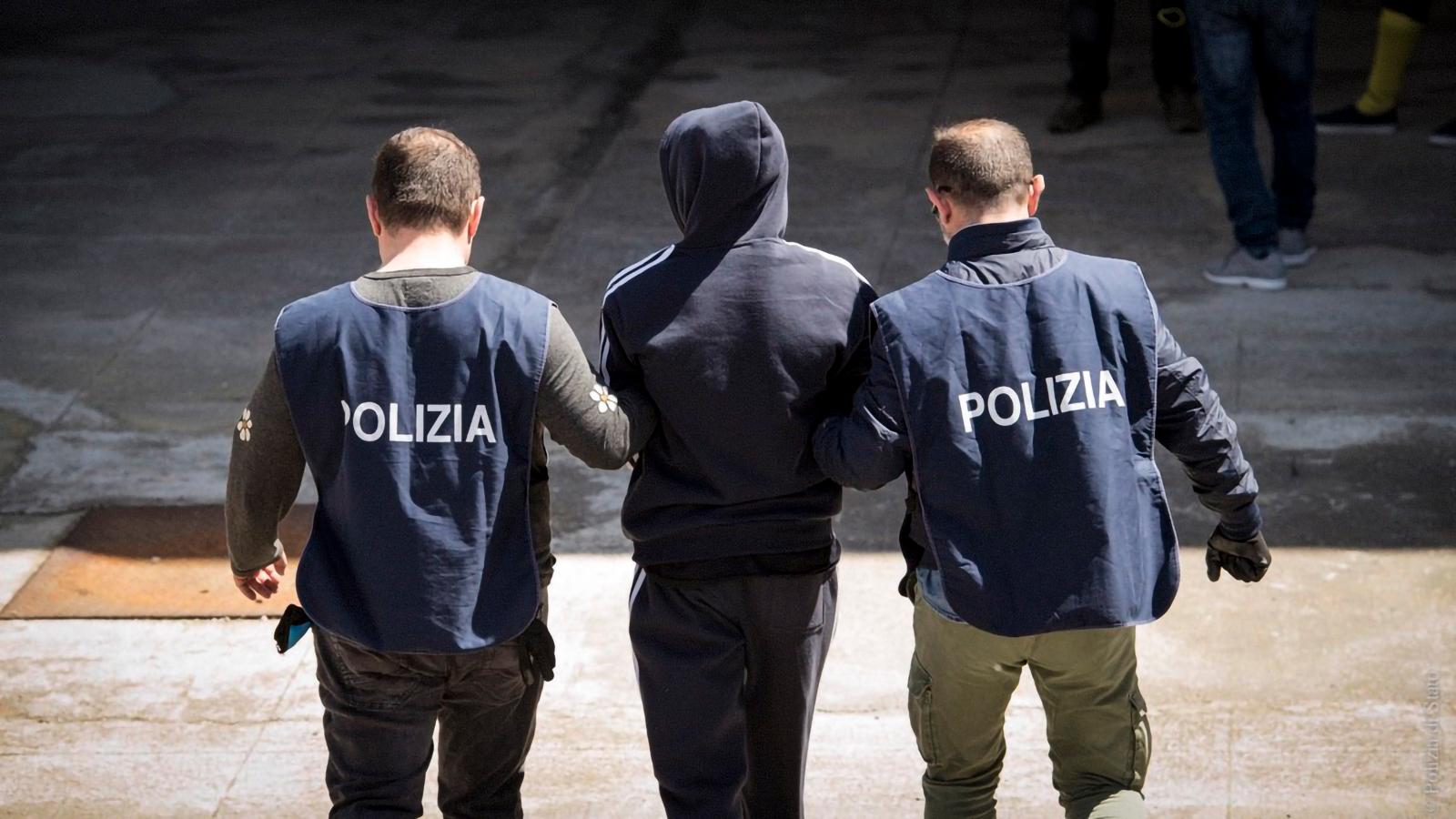 Sequestra una giovane madre e la violenta per ore davanti al figlio di 4 anni: arrestato a Milano Sequestra una giovane madre e la violenta per ore davanti al figlio di 4 anni: arrestato a Milano