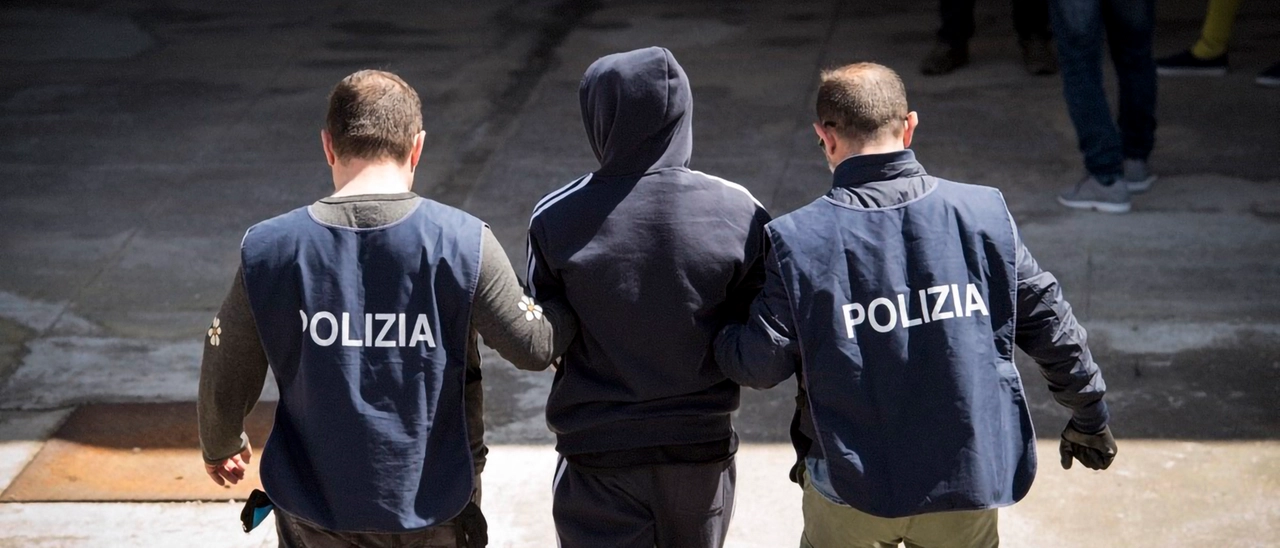 Sequestra una giovane madre e la violenta per ore davanti al figlio di 4 anni: arrestato a Milano