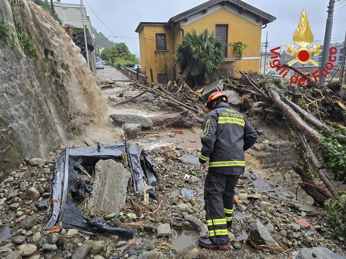 como disastro maltempo auto trascinate dal fango lariana e regina invase da acqua e detriti