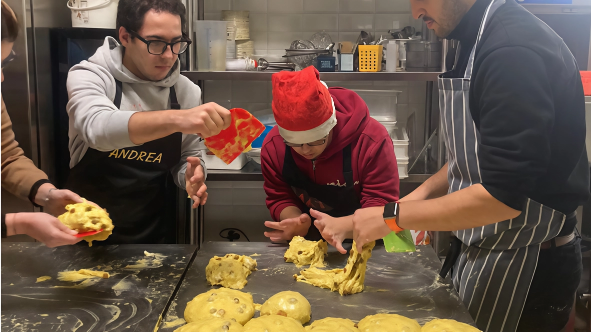 Lorenzo Pozzi ha aiutato i ragazzi della cooperativa a mettere le mani in pasta. Già prenotati da aziende e privati 350 lievitati, iniziative speciali ai mercatini. Lorenzo Pozzi ha aiutato i ragazzi della cooperativa a mettere le mani in pasta. Già prenotati da aziende e privati 350 lievitati, iniziative speciali ai mercatini.