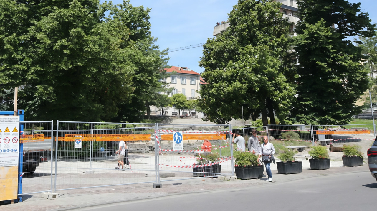 Nelle scorse settimane sono partiti i lavori di sistemazione della pavimentazione in ciottoli ai giardini della stazione in via Arosio,... Nelle scorse settimane sono partiti i lavori di sistemazione della pavimentazione in ciottoli ai giardini della stazione in via Arosio,...