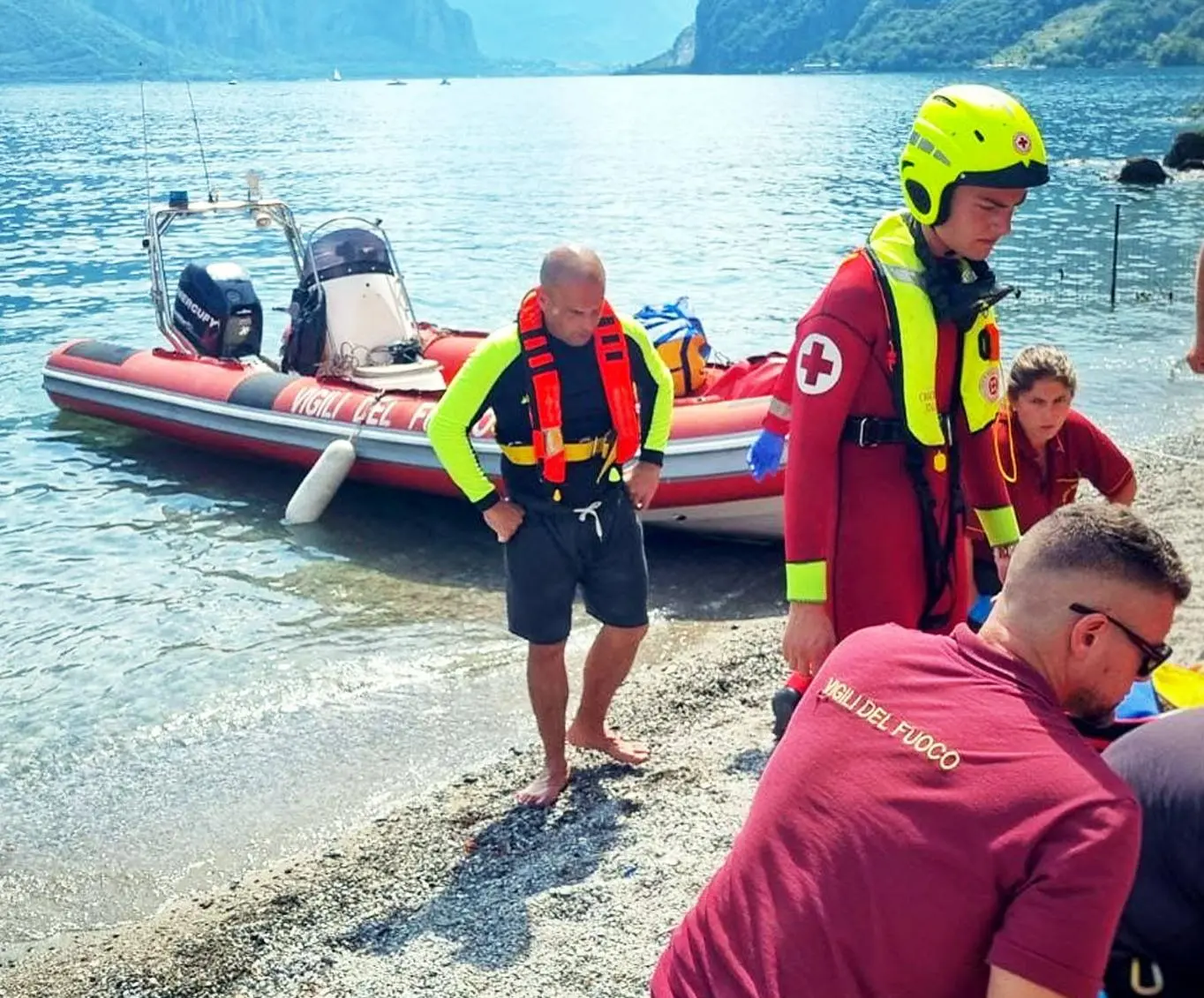 Tragica gita sul Lario. Cade dalla barca a noleggio. Papà inghiottito dal lago
