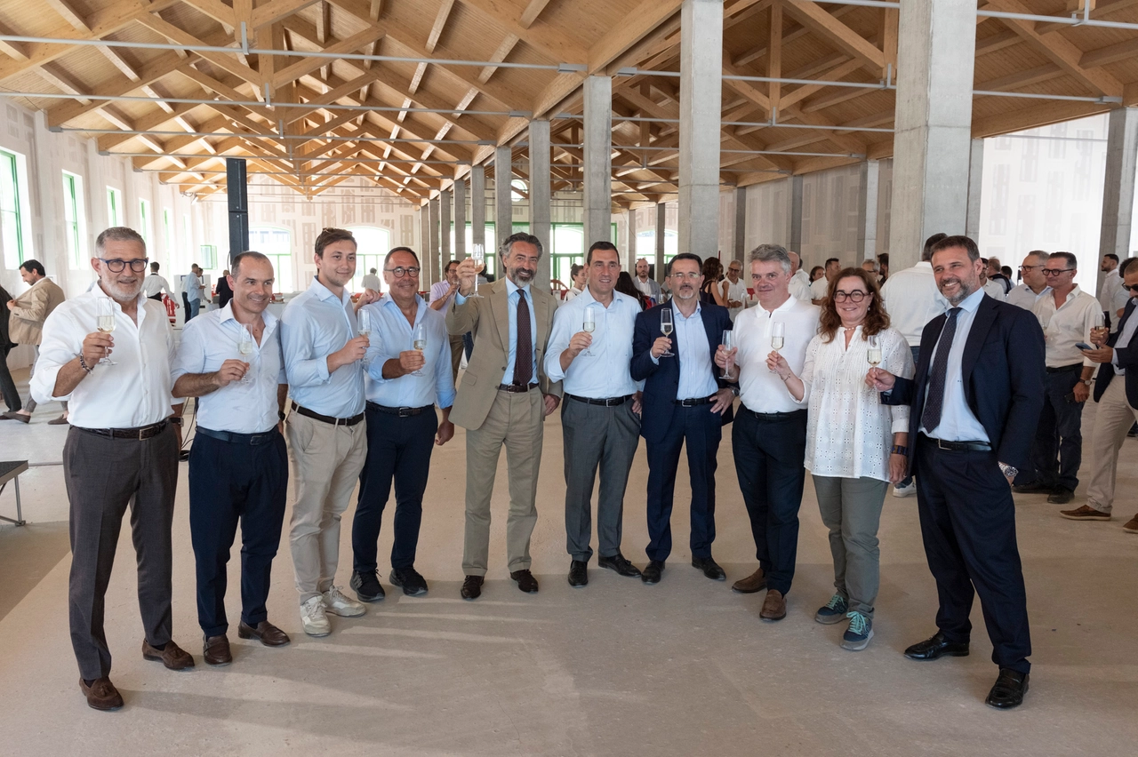 Sul palco i rappresentanti di Cev SpA, Impresa costruzioni Grassi e Crespi S.r.l. e Milani SpA. Al centro, Manfredi Catella, fondatore e Ceo di Coima