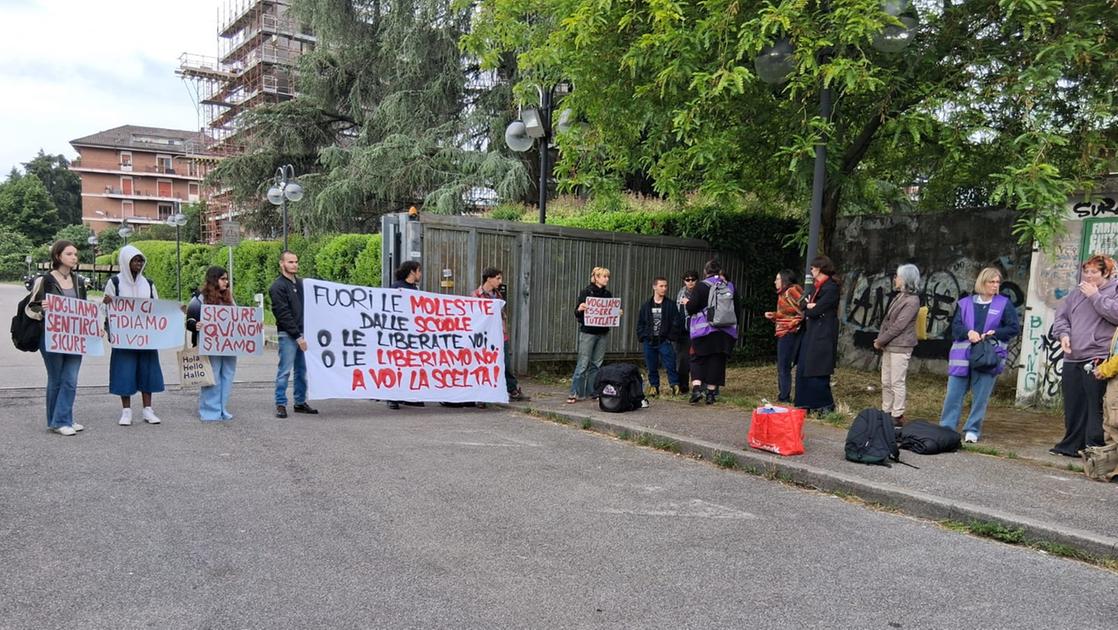 I compagni e la denuncia della studentessa molestata al Leonardo: “Vogliamo sentirci sicure a scuola” I compagni e la denuncia della studentessa molestata al Leonardo: “Vogliamo sentirci sicure a scuola”