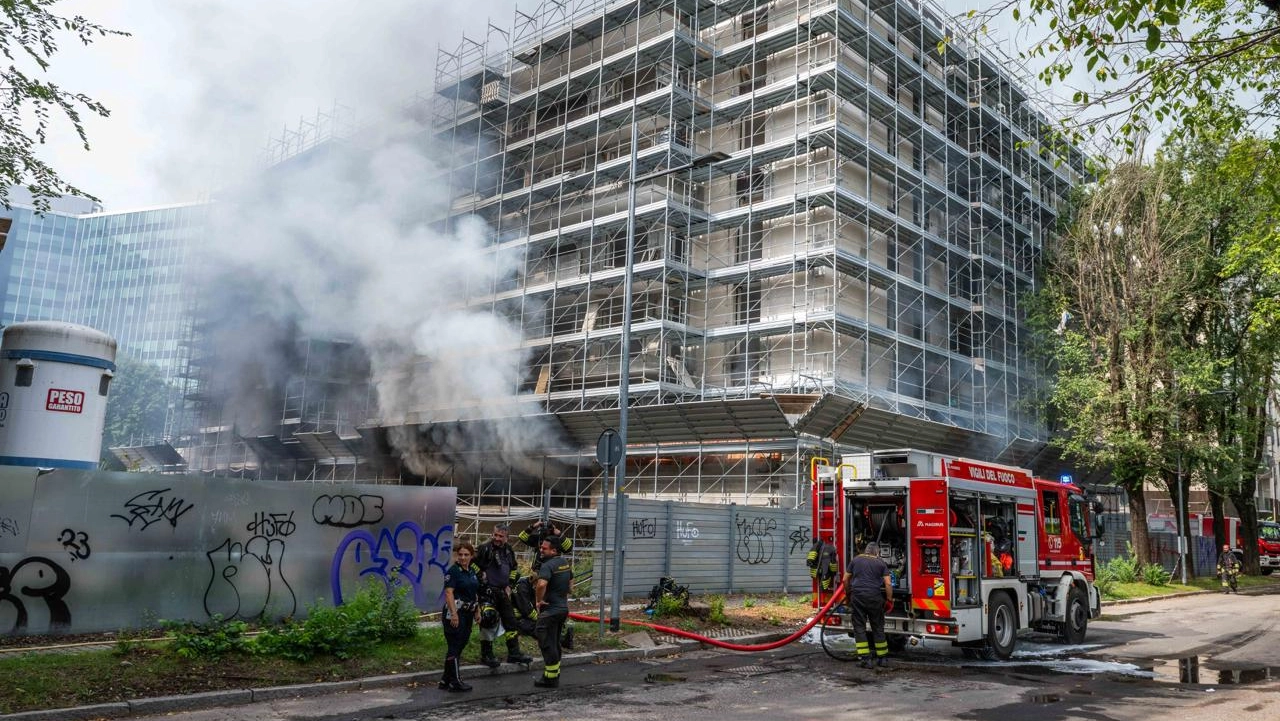 Un incendio è divampato a San Donato nel cantiere edificatorio di via Fabiani