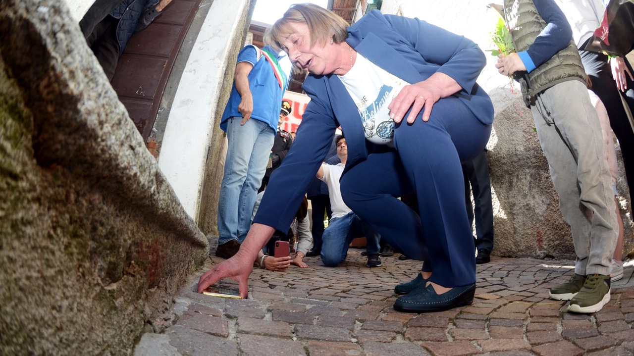 La nipote Serafina, commossa, posa la pietra d'inciampo La nipote Serafina, commossa, posa la pietra d'inciampo
