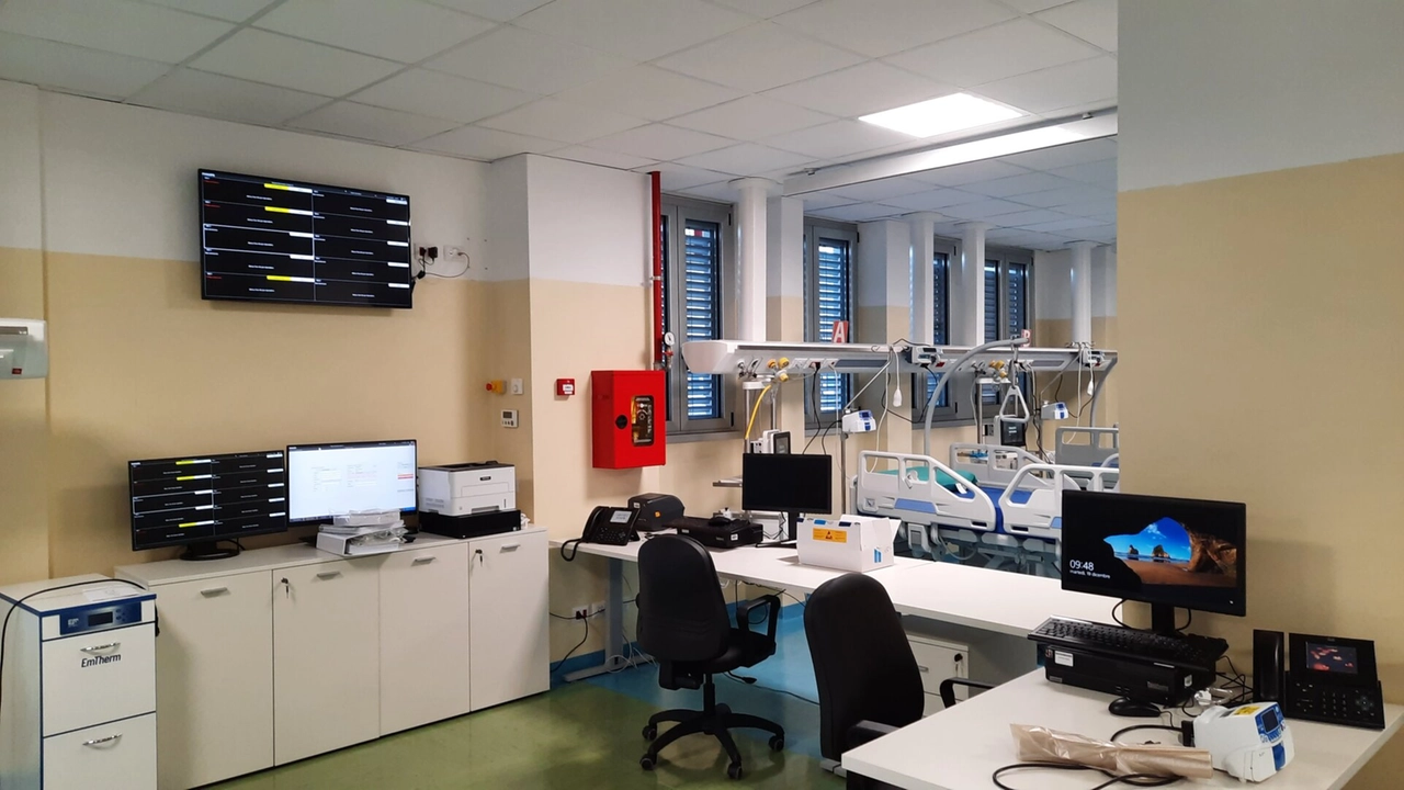 Computer e mezzi informatici in una sala ospedaliera