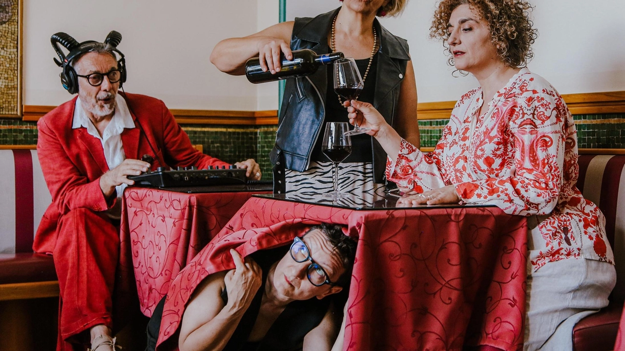 Gli attori della compagnia Qui e Ora Residenza Teatrale in scena al Bloom con lo spettacolo teatrale “Ora Felice” Gli attori della compagnia Qui e Ora Residenza Teatrale in scena al Bloom con lo spettacolo teatrale “Ora Felice”
