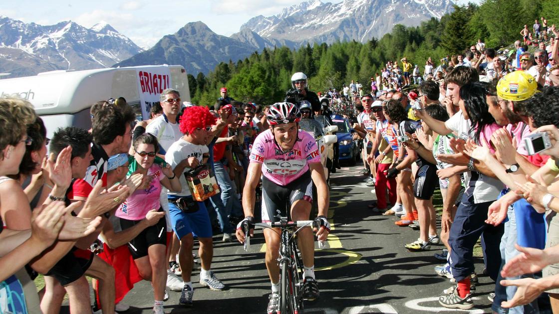 giro d italia in valle camonica gli orari dei passaggi e le strade chiuse nelle località attraversate