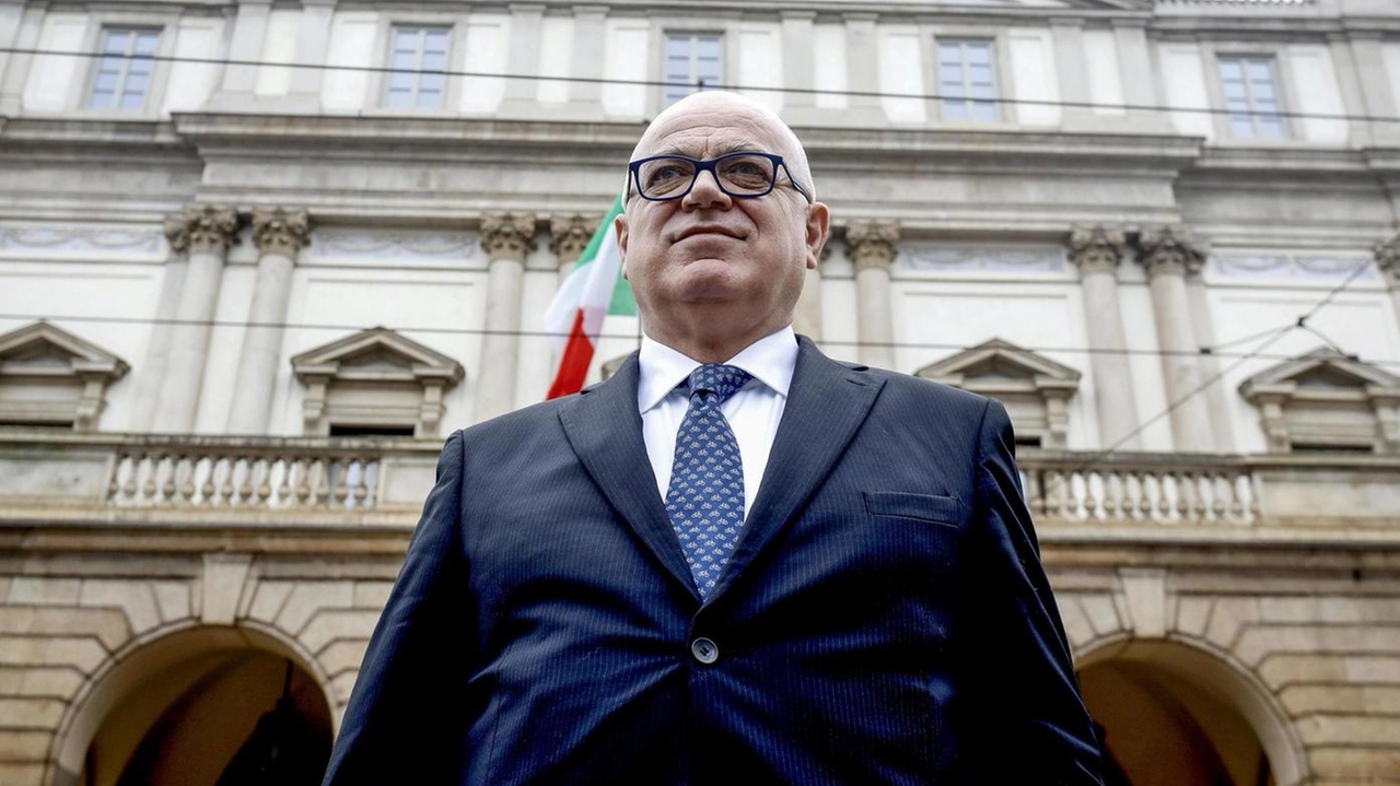 Il sovrintendente Fortunato Ortombina. In alto: una scena della Prima del 7 dicembre Il sovrintendente Fortunato Ortombina. In alto: una scena della Prima del 7 dicembre