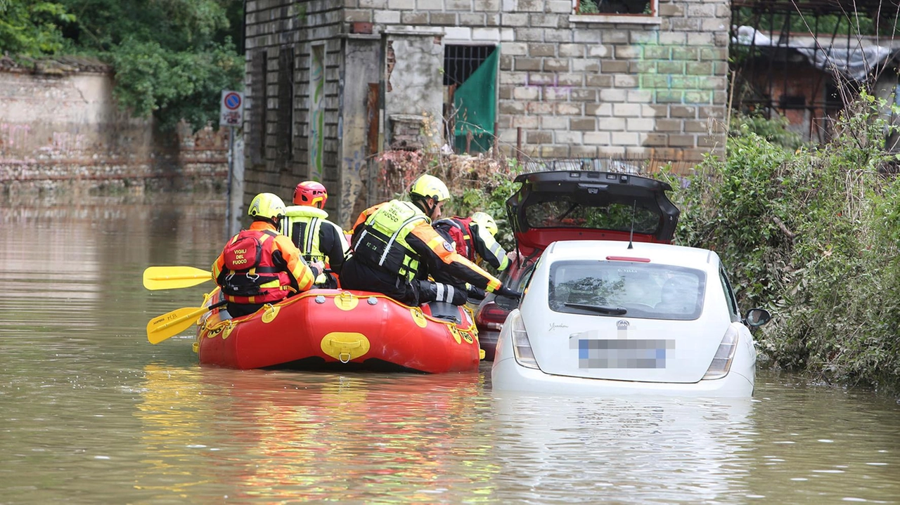 Ventiquattr’ore in trincea. Monza, scende il livello del Lambro e la pioggia fa meno paura