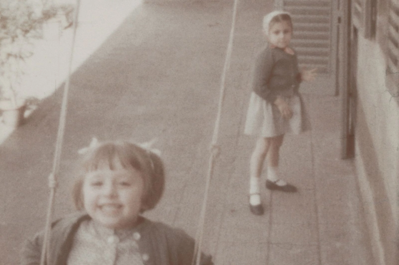 Sull'altalena sorridenti davanti alla cinepresa di papà (o della mamma?)