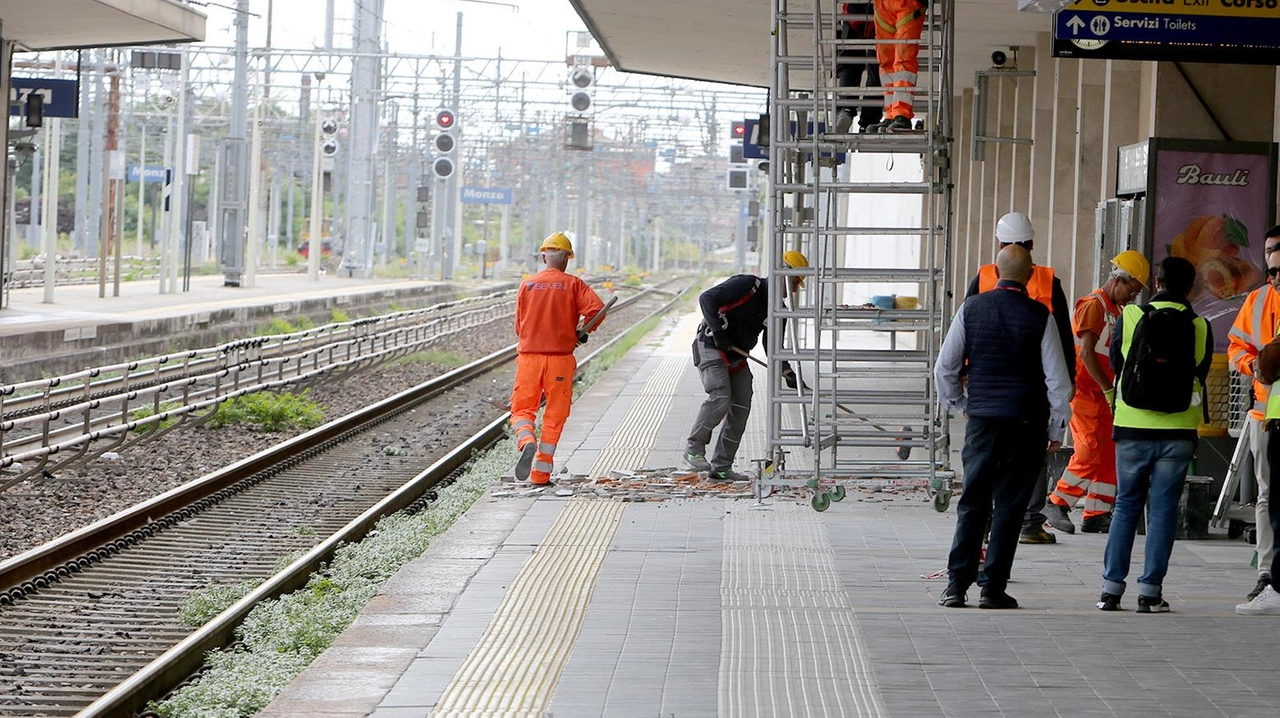 Alcuni calcinacci hanno sfondato il tetto in latero-cemento e il cartongesso ha colpito un nordafricano portato subito in ospedale. Bloccato fino alle 15.30 il transito dei treni lungo il binario 1. Alcuni calcinacci hanno sfondato il tetto in latero-cemento e il cartongesso ha colpito un nordafricano portato subito in ospedale. Bloccato fino alle 15.30 il transito dei treni lungo il binario 1.
