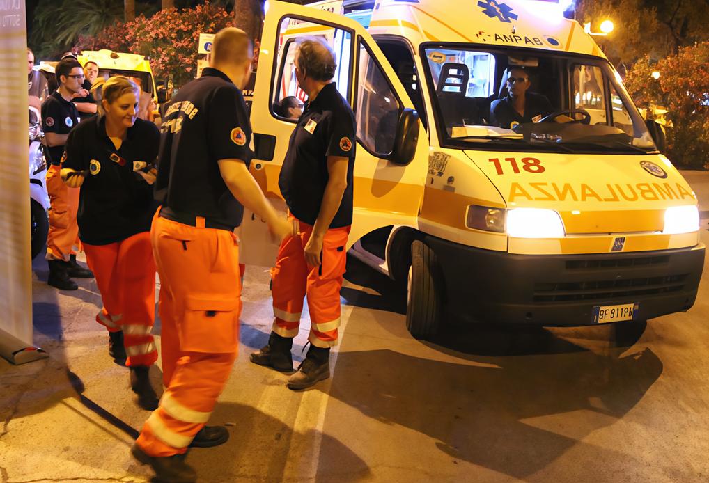 In lacrime, una maschera di sangue. A colpirla un vaso usato come arma In lacrime, una maschera di sangue. A colpirla un vaso usato come arma