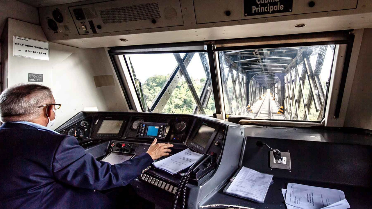 Sul treno che attraversa il ponte San Michele proprio sotto alla sede stradale Sul treno che attraversa il ponte San Michele proprio sotto alla sede stradale