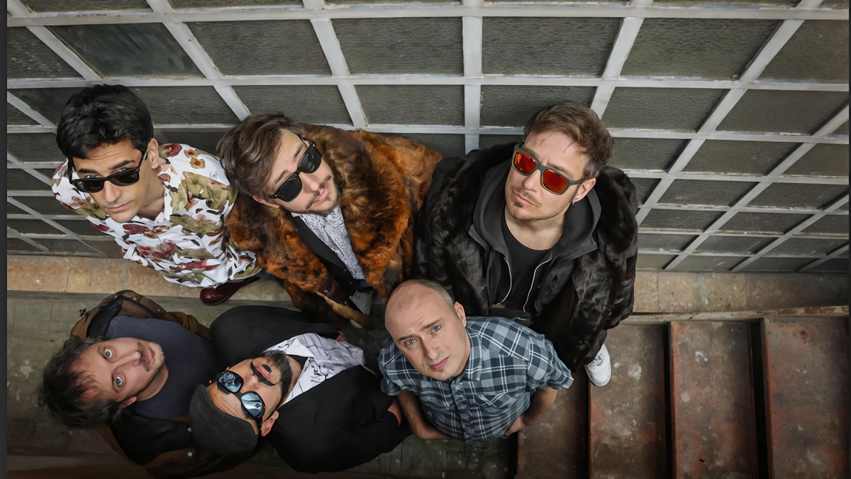 Una bella immagine di Valerio Lundini con la band dei VazzaNikki: si esibiranno a Villa Arconati
