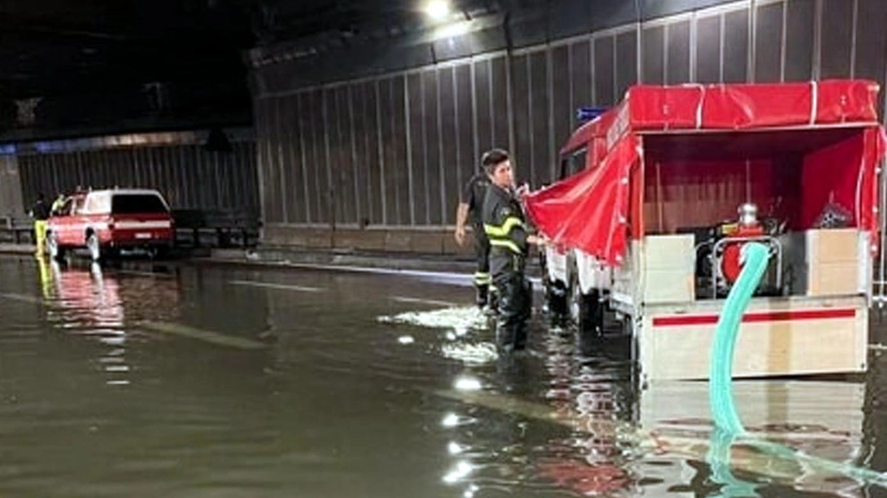 Sommersa dall’acqua la galleria San Martino di Lecco L’infrastruttura è la principale porta d’accesso alla città e alla statale 36 per la Valtellina Sommersa dall’acqua la galleria San Martino di Lecco L’infrastruttura è la principale porta d’accesso alla città e alla statale 36 per la Valtellina