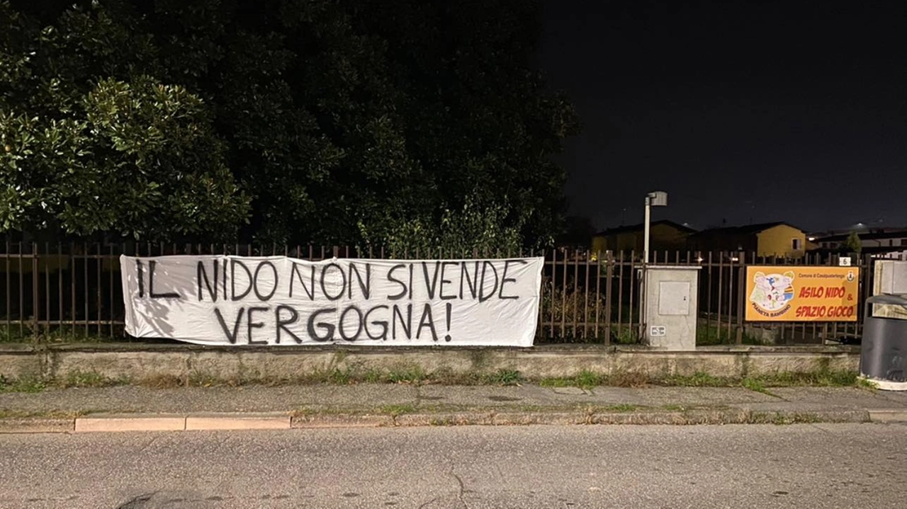 Striscione contro la privatizzazione dell'asilo nido di Casalpusterlengo Striscione contro la privatizzazione dell'asilo nido di Casalpusterlengo