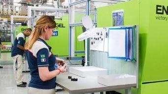 Una lavoratrice all’opera nel quartier generale dell’azienda in via Dell’Industria a Codogno Una lavoratrice all’opera nel quartier generale dell’azienda in via Dell’Industria a Codogno