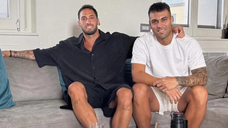 Hakan Calhanoglu e Lautaro Martinez nella foto postata ieri dal giocatore argentino sul proprio profilo Instagram