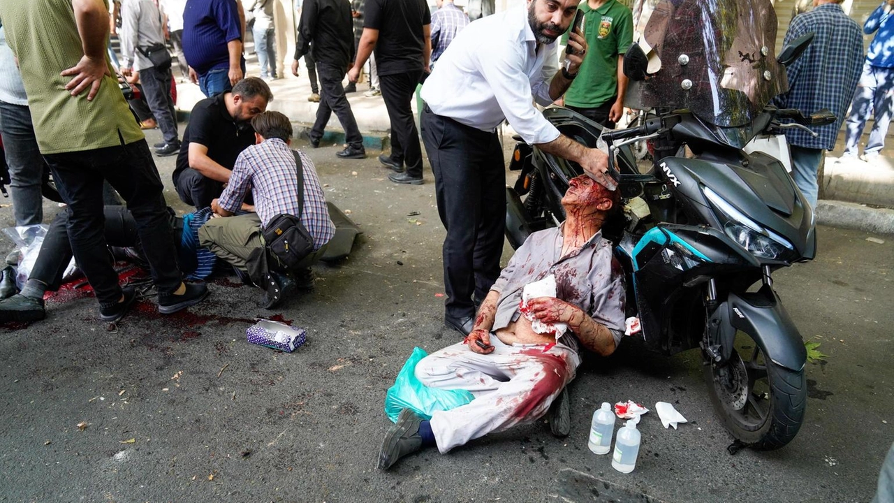 Secondo Human Rights Activists in Iran, i raid israeliani hanno causato oltre 450 morti e quasi 650 feriti. Secondo Human Rights Activists in Iran, i raid israeliani hanno causato oltre 450 morti e quasi 650 feriti.
