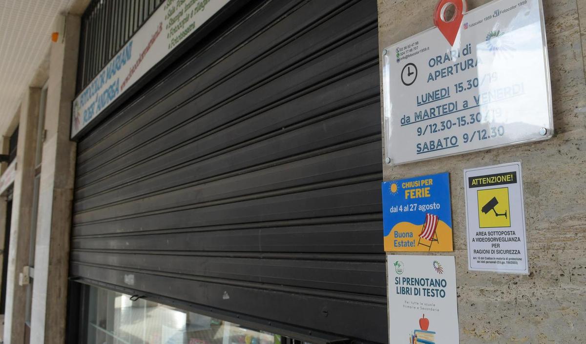 Ferragosto a San Donato. Saracinesche abbassate strade vuote e silenziose ma i servizi funzionano Ferragosto a San Donato. Saracinesche abbassate strade vuote e silenziose ma i servizi funzionano
