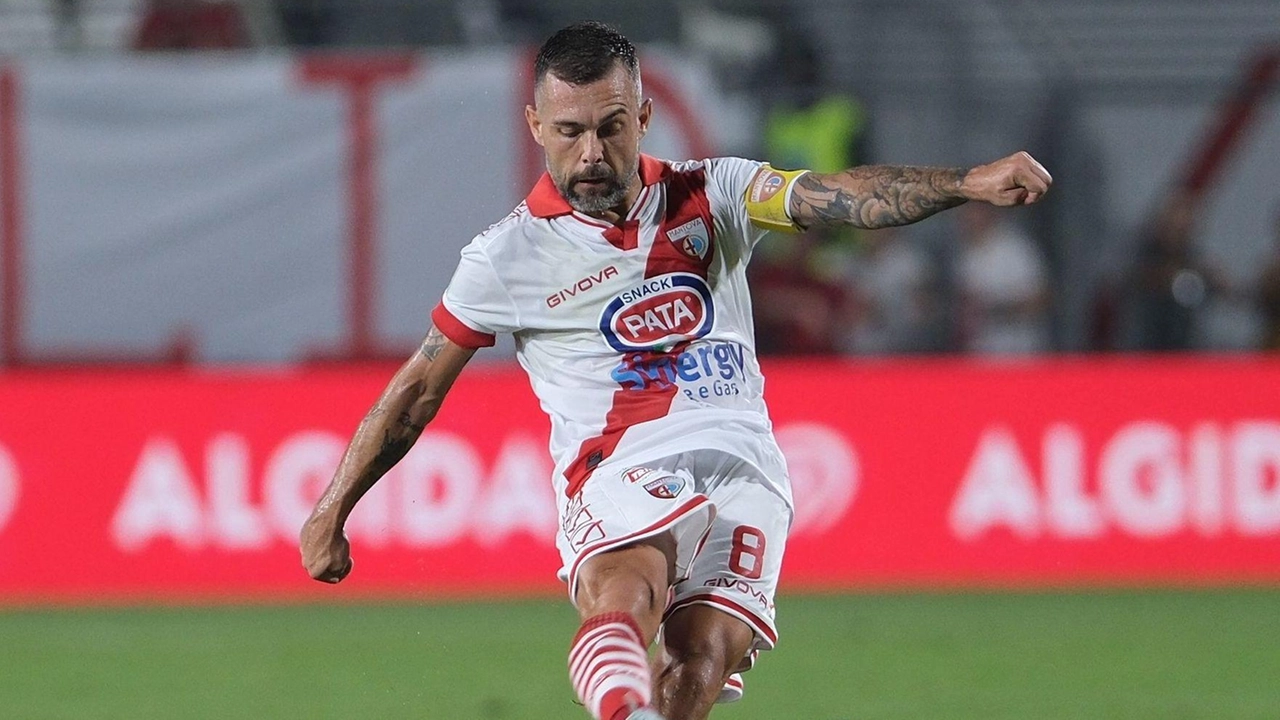 I biancorossi si rialzano vincendo dopo un mese e mezzo senza successi. Seconda sconfitta consecutiva della Cremonese. Rosso per Lochoshvili. I biancorossi si rialzano vincendo dopo un mese e mezzo senza successi. Seconda sconfitta consecutiva della Cremonese. Rosso per Lochoshvili.