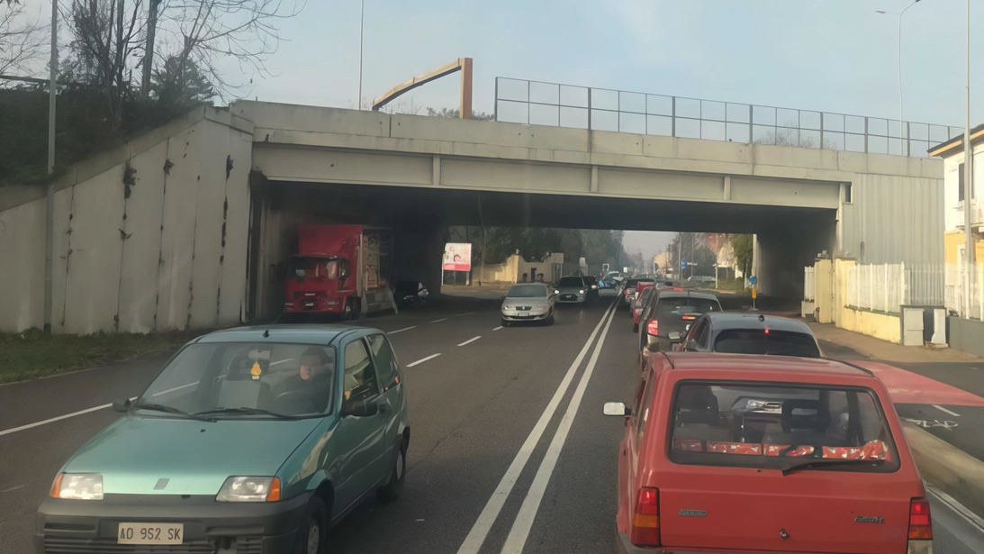 Chilometri di coda ieri mattina lungo la provinciale Monza-Saronno, paralizzata nel tratto di via Lario, fra il capoluogo brianzolo e... Chilometri di coda ieri mattina lungo la provinciale Monza-Saronno, paralizzata nel tratto di via Lario, fra il capoluogo brianzolo e...