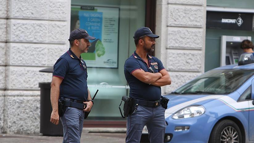 Gli agenti di polizia hanno raccolto la testimonianza di una giovane commessa perseguitata da due mesi da un ragazzo di vent’anni Dopo le verifiche l’uomo è stato arrestato