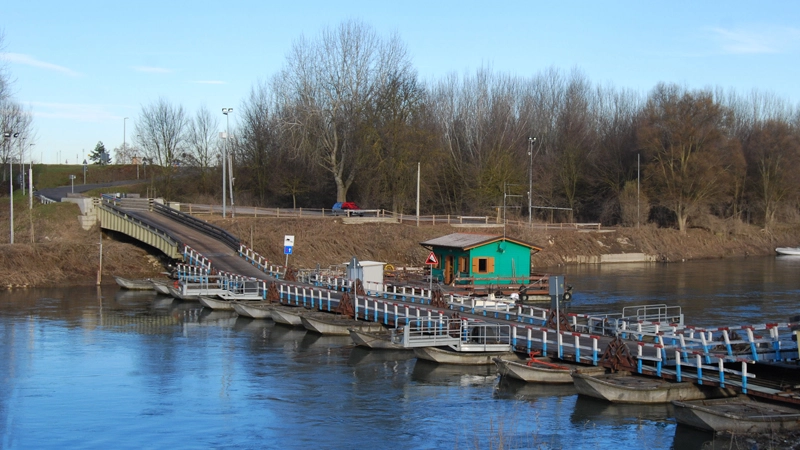 Il ponte di barche sull'Oglio (foto di Massimo Telò, da Wikipedia)