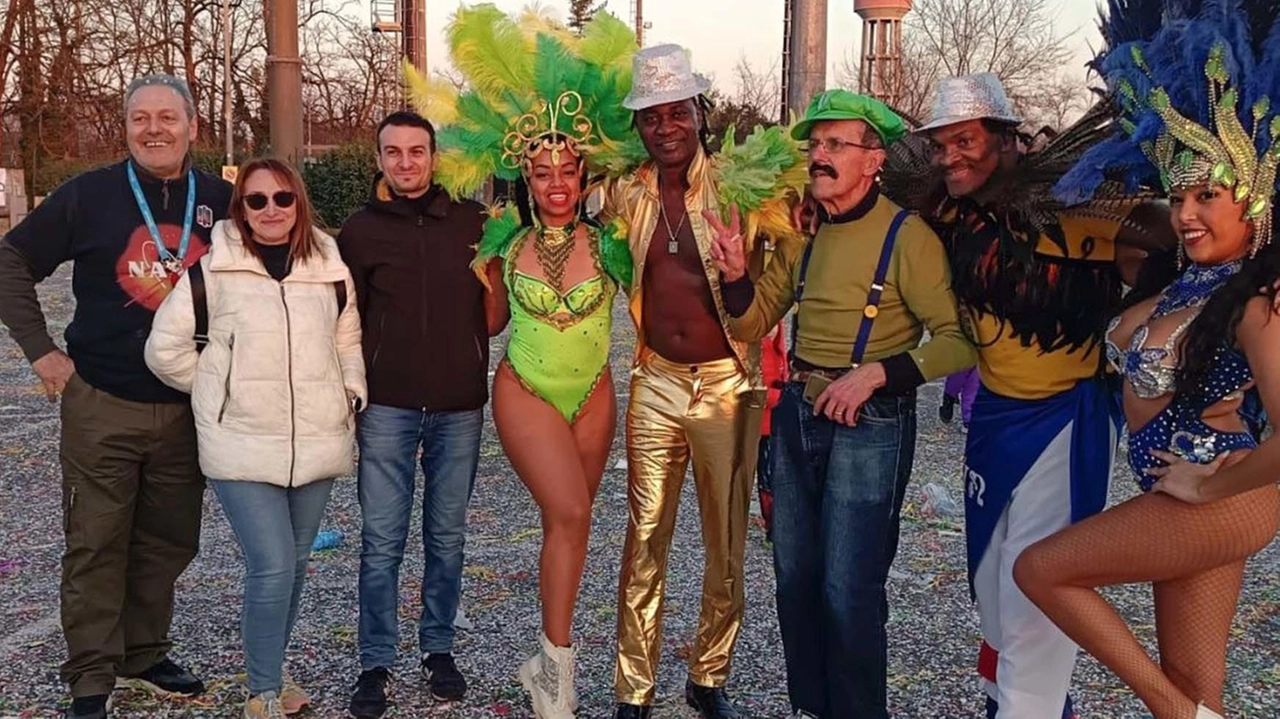 Migliaia di persone, secondo fonti del comune, hanno seguito i carri carnevaleschi che per il secondo anno consecutivo hanno sfilato... Migliaia di persone, secondo fonti del comune, hanno seguito i carri carnevaleschi che per il secondo anno consecutivo hanno sfilato...