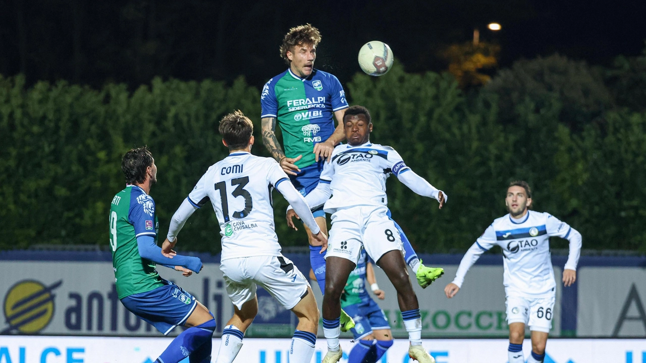 Tommy Maistrello (FeralpiSalò) sovrasta Pietro Comi e Emmanuel Gyabuaa (Atalanta) Tommy Maistrello (FeralpiSalò) sovrasta Pietro Comi e Emmanuel Gyabuaa (Atalanta)