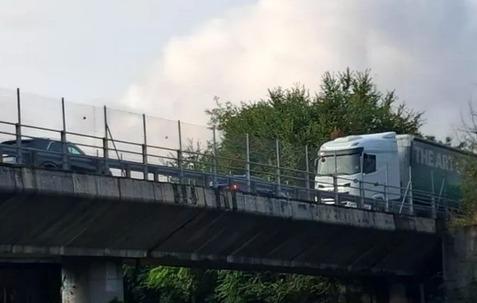 Camion entra due volte contromano in tangenziale a Pavia: panico tra gli automobilisti Camion entra due volte contromano in tangenziale a Pavia: panico tra gli automobilisti