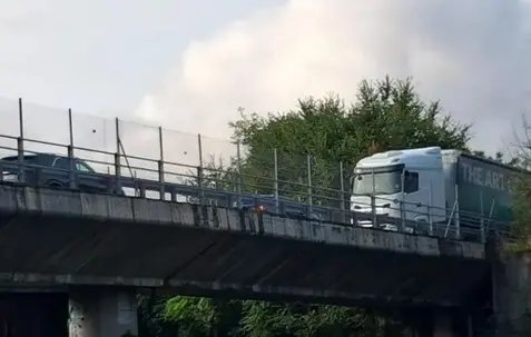 Camion entra due volte contromano in tangenziale a Pavia: panico tra gli automobilisti