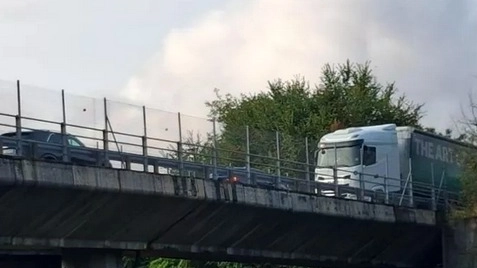 Il camion che ha imboccato contromano lo svincolo della tangenziale Ovest (Facebook)