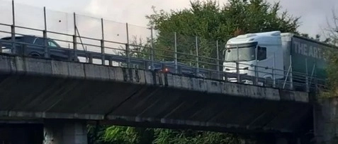 Camion entra due volte contromano in tangenziale a Pavia: panico tra gli automobilisti